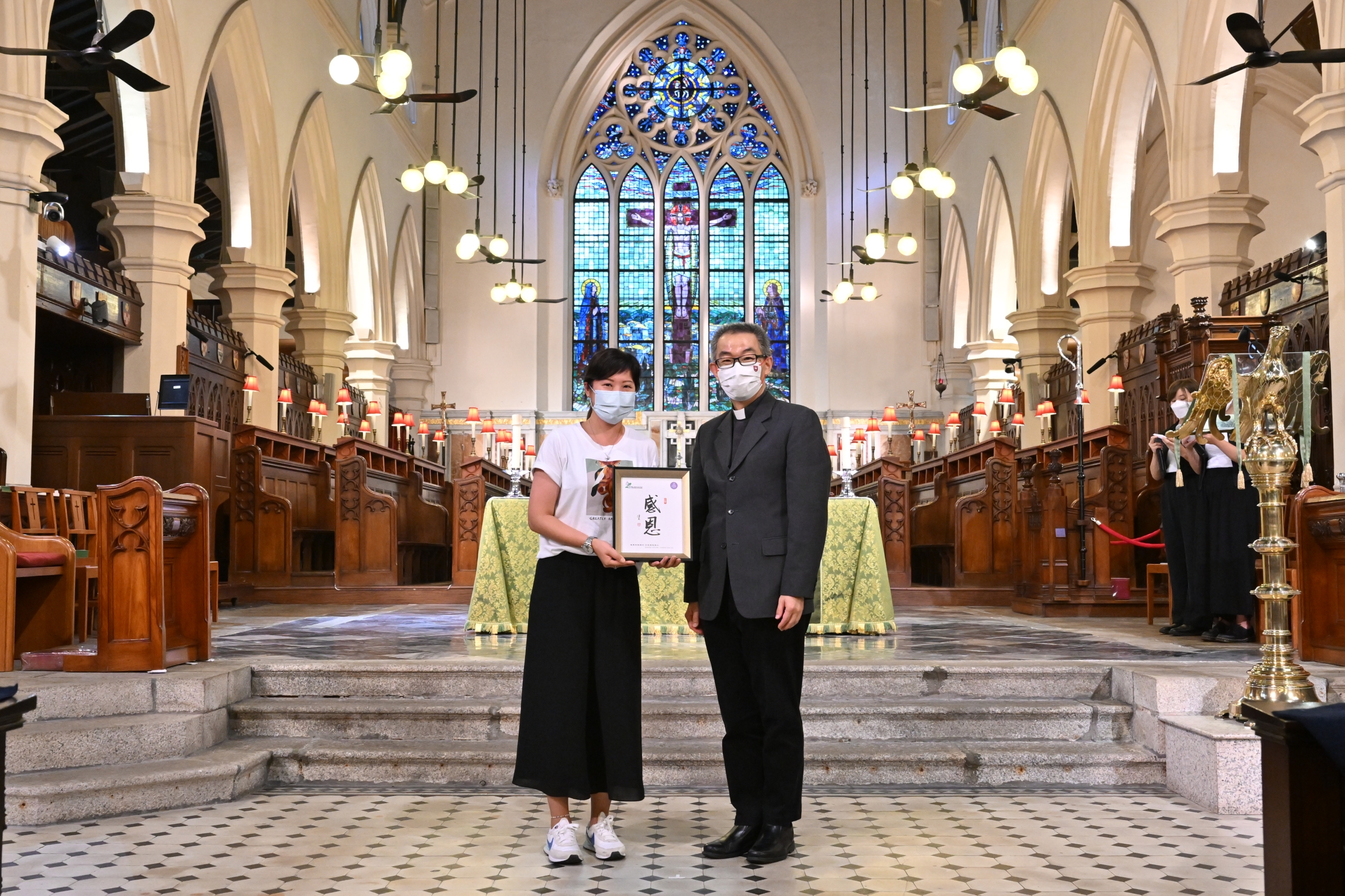 48. 由基金信託人陳國強牧師致送紀念品予協助製作基金服務短片的夥伴機構視博恩(香港)有限公司